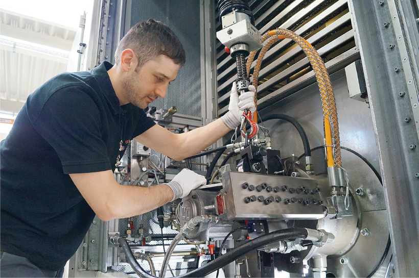 tecnico-certificado-mtu-reparando-motor-en-mexico